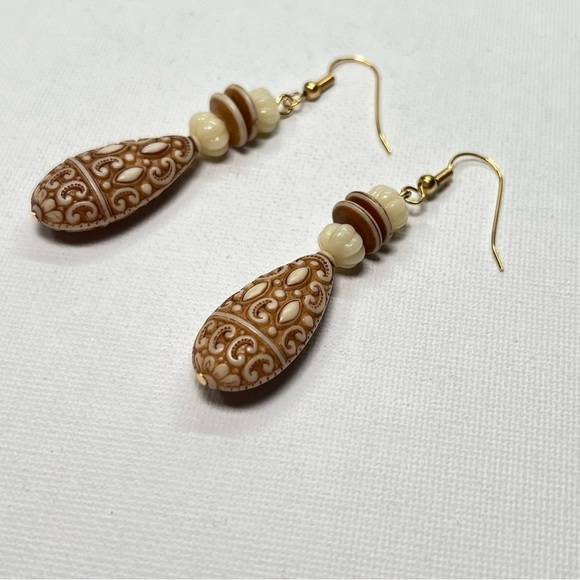 VINTAGE Acrylic/Wood Beaded Dangle Hook Earrings with Hematite Beads - Picture 4 of 8